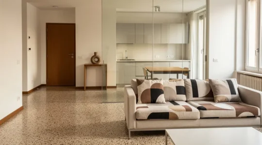 Vista d'insieme di un appartamento anni 70 rinnovato con open space luminoso