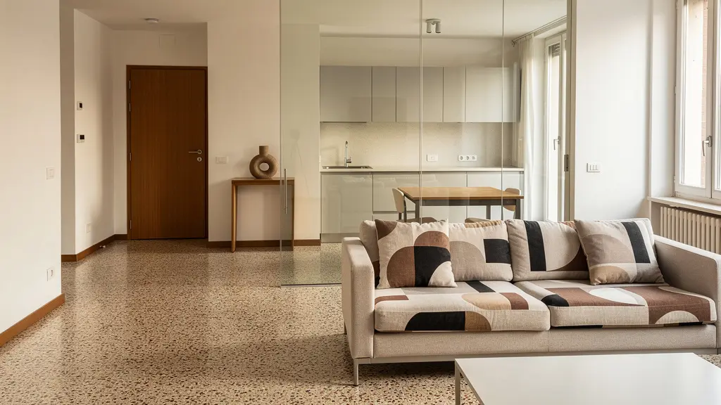 Vista d'insieme di un appartamento anni 70 rinnovato con open space luminoso