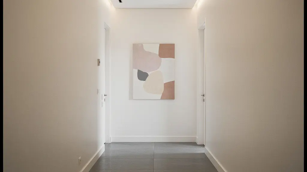 Corridoio stretto illuminato con wallwashing uniforme sulle pareti, che appare più ampio e luminoso.