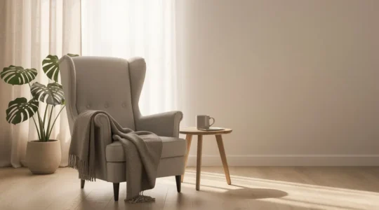 Salotto luminoso e ordinato con disposizione armoniosa dei mobili che trasmette calma e serenità