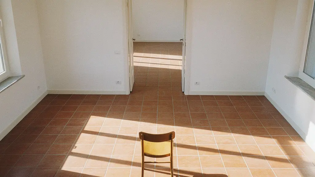 Vista dall'alto di una stanza luminosa con ombre geometriche proiettate dalle finestre sul pavimento, che suggerisce la disposizione degli spazi abitativi